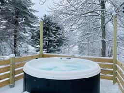 Caboose Tiny Home on river with hot tub near Stowe - Image 5