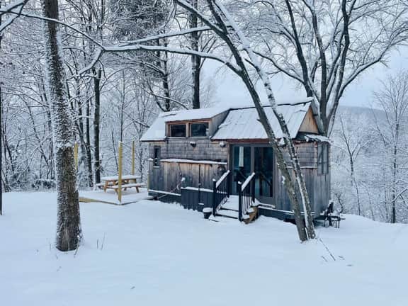 Caboose Tiny Home on river with hot tub near Stowe