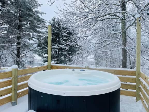 Caboose Tiny Home on river with hot tub near Stowe - Image 5