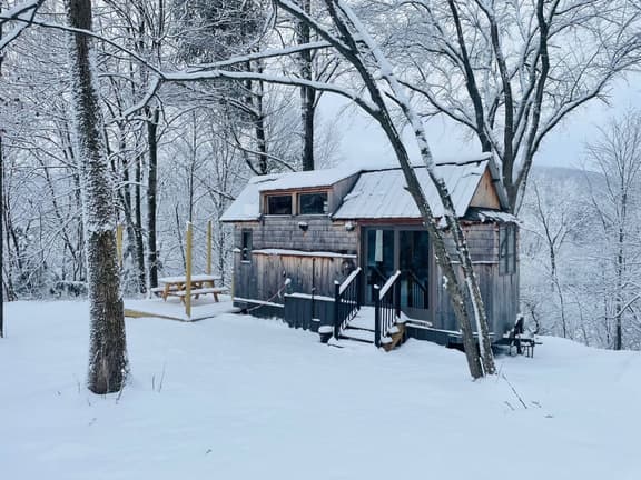 Caboose Tiny Home on river with hot tub near Stowe - Image 1